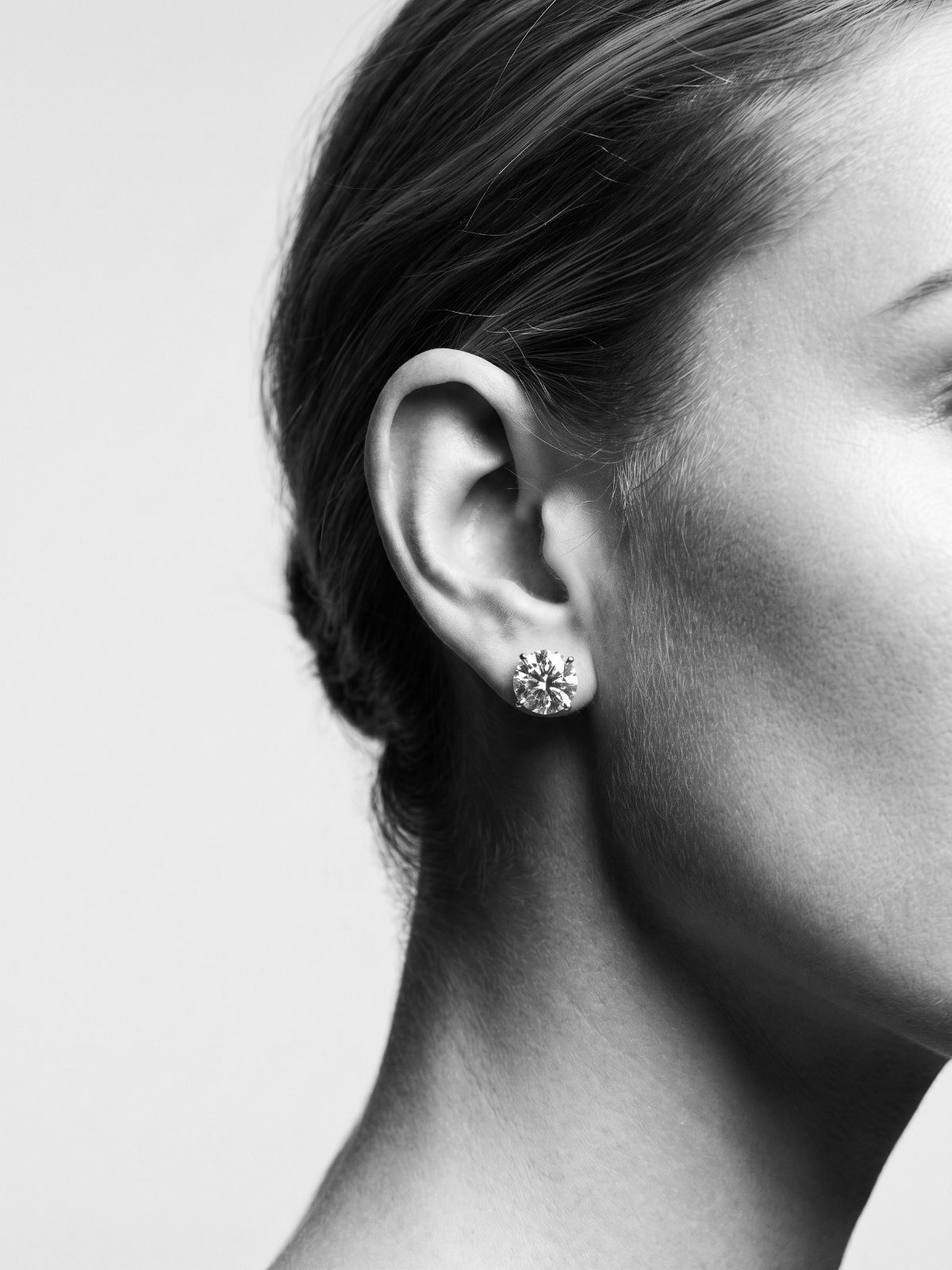 Round brilliant diamond stud earring, side profile
